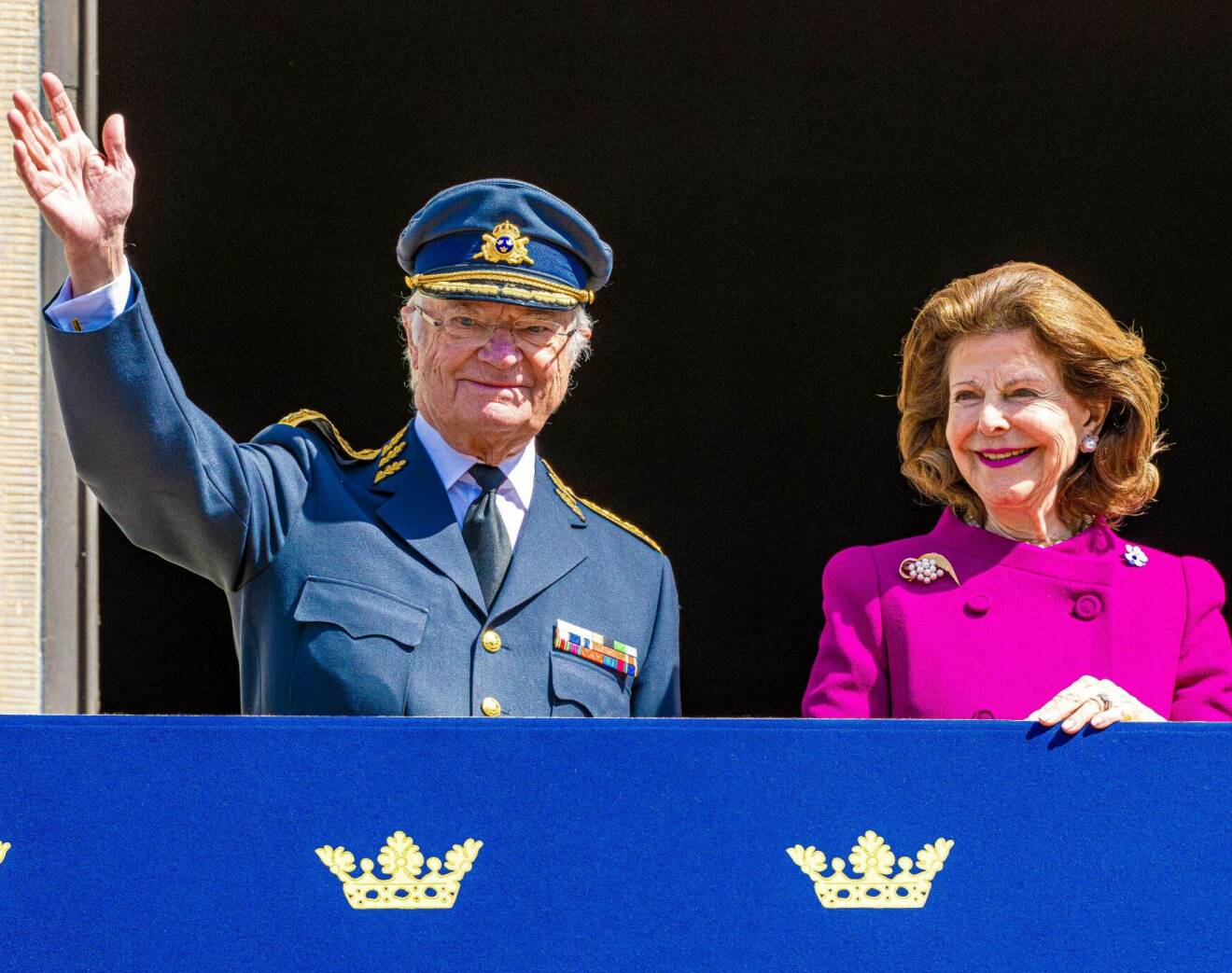 Kungen och drottning Silvia på slottsbalkongen på kungens födelsedag 2024