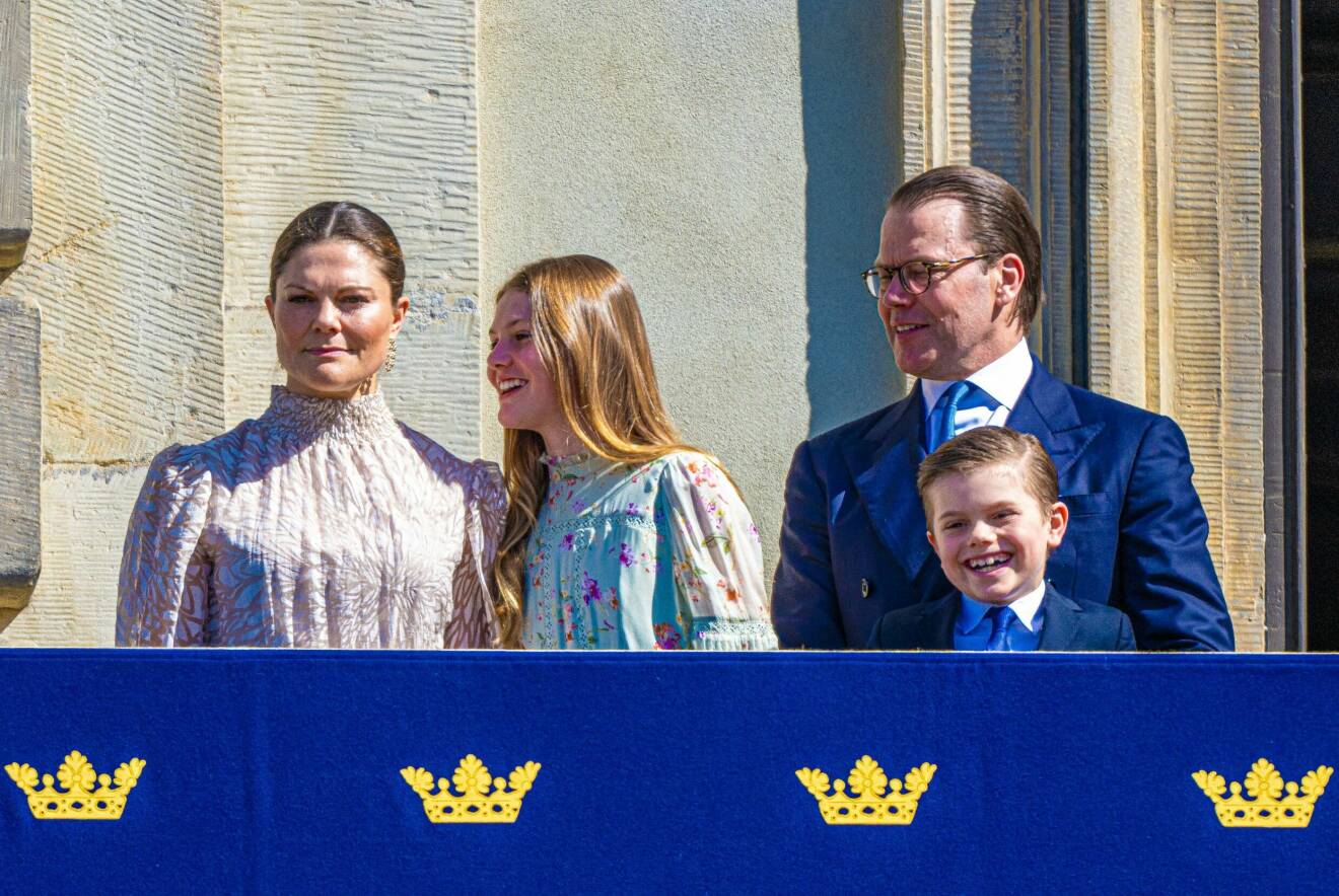 Kronprinsessfamiljen på kungliga balkongen på slottet
