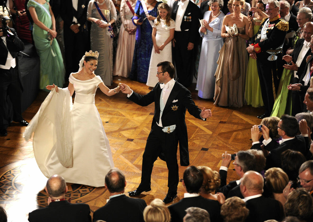Kronprinsessan Victoria och prins Daniel dansar bröllopsvalsen vid middagen på Stockholms slott