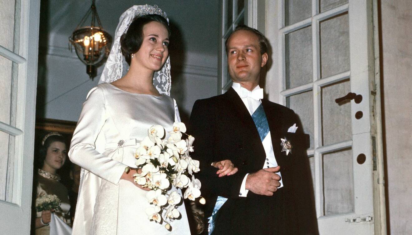 Prinsessan Benedikte håller armkrok med prins Richard på deras bröllopsdag