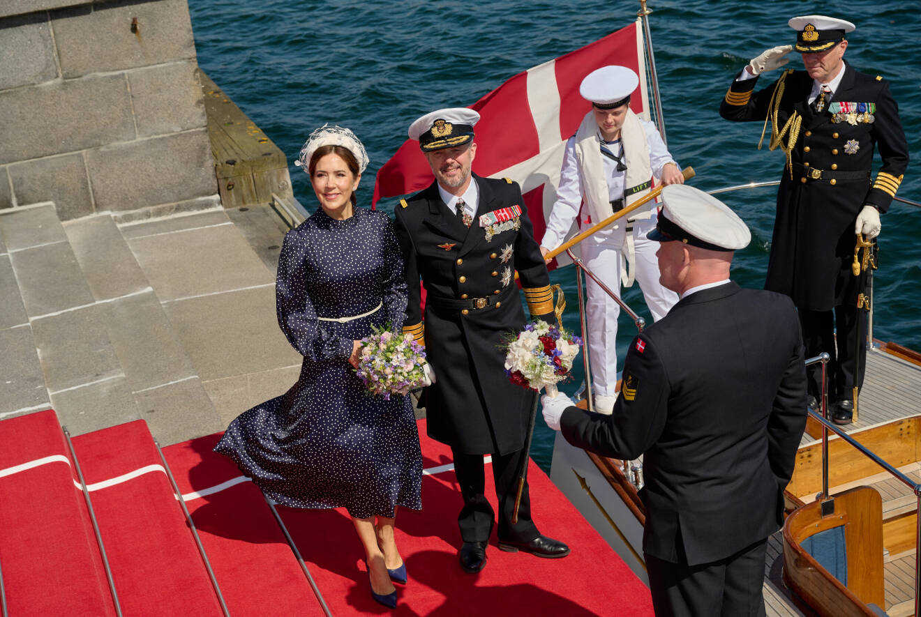 Drottning Mary och kung Frederik vid sin premiärtur med kungabåten Dannebrog
