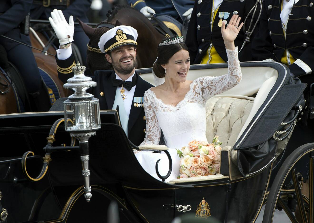 Prins Carl Philip och prinsessan Sofia vinkar till folket efter sin vigsel