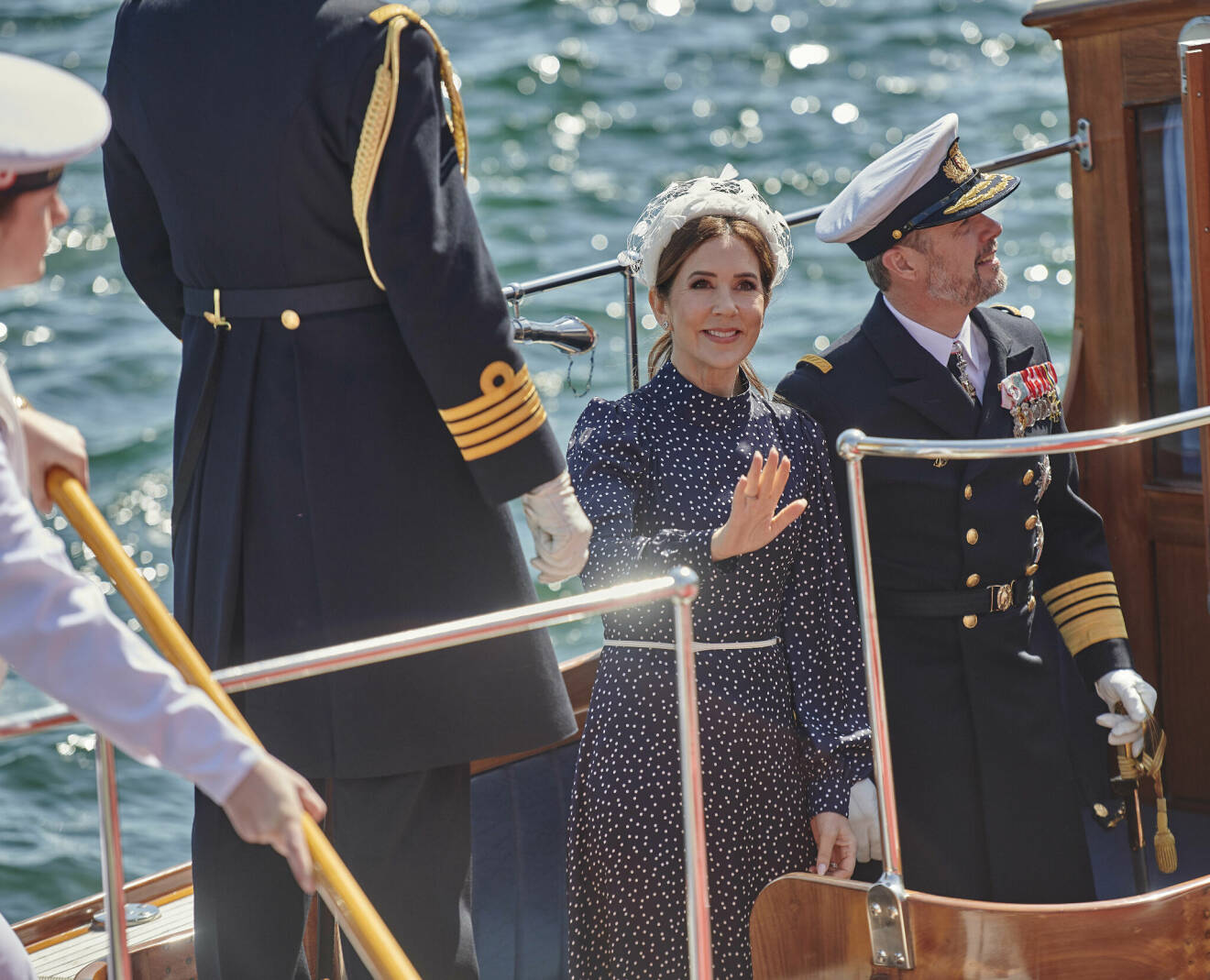Drottning Mary och kung Frederik vid sin premiärtur med Dannebrog