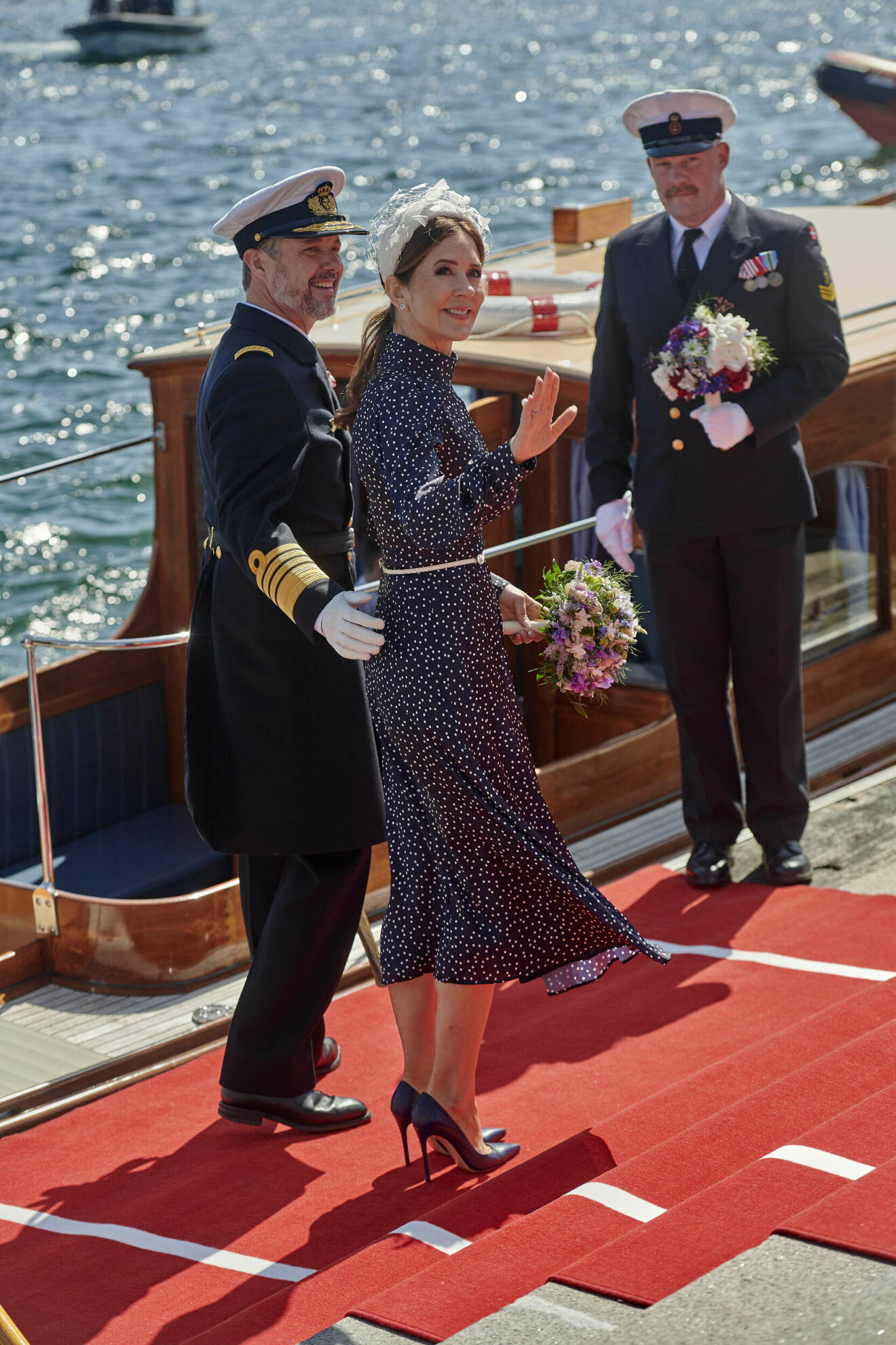 Drottning Mary och kung Frederik vid sin premiärtur med kungaskeppet Dannebrog