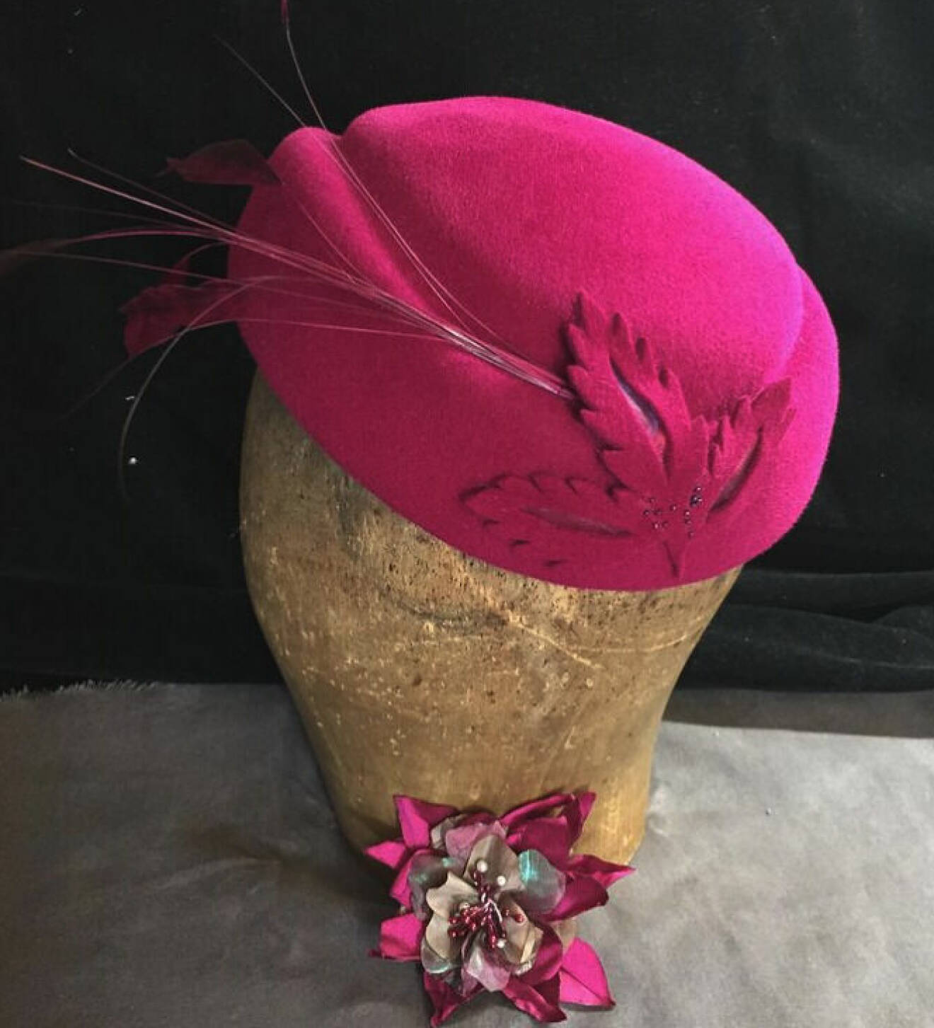 En cerise hatt som modisten Kerstin Carlefalk gjort åt drottning Silvia