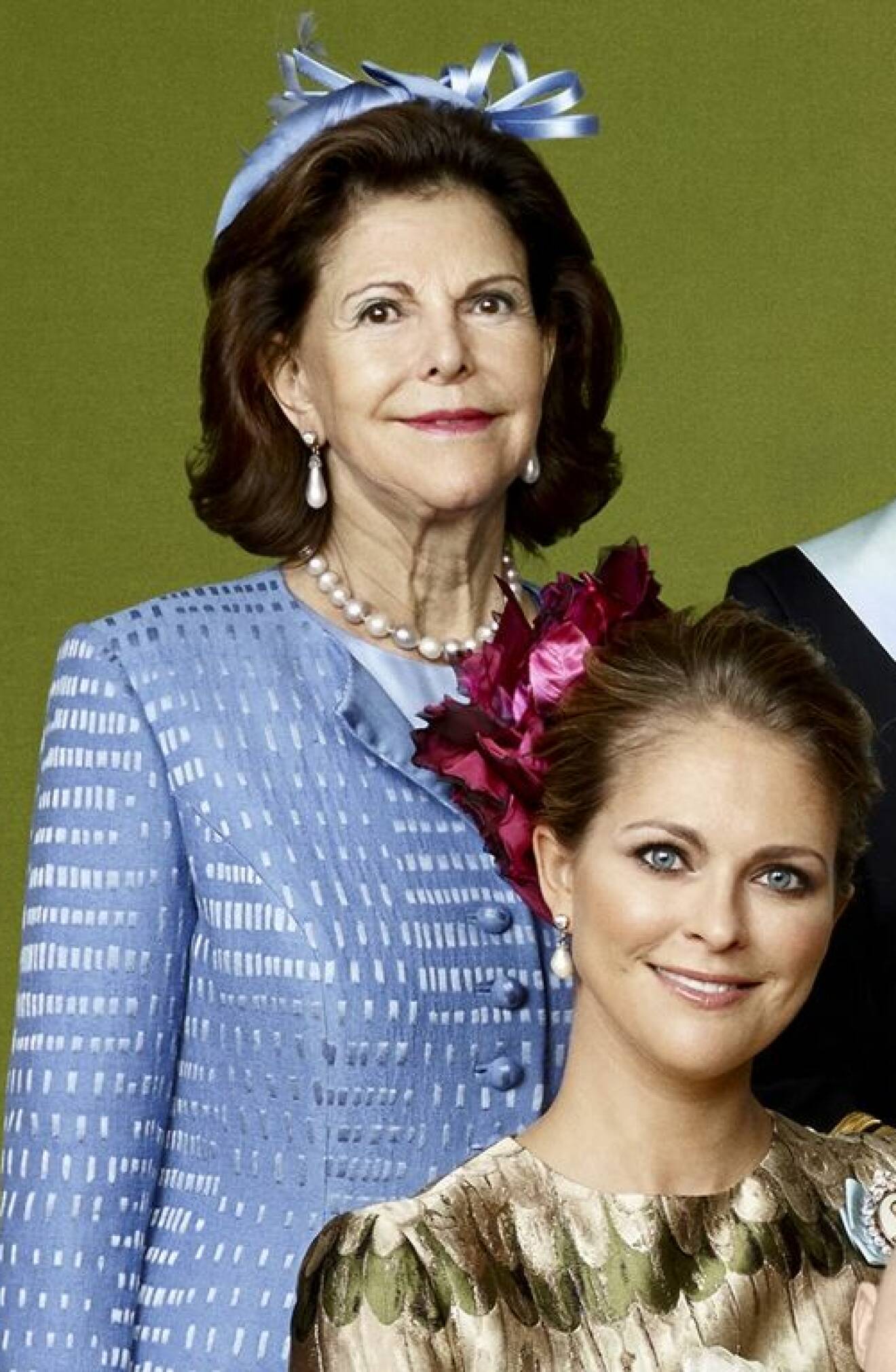 Drottning Silvia och prinsessan Madeleine i hatt vid prins Nicolas dop