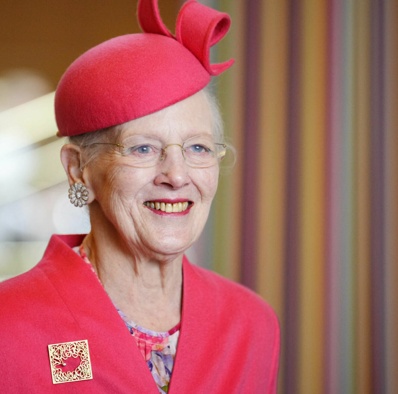 Drottning Margrethe klädd i rött