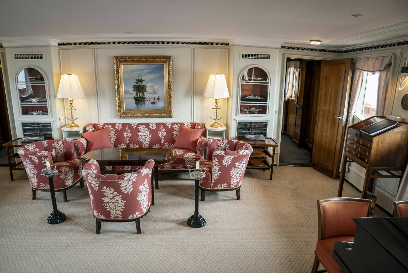 Bild inifrån danska kungafamiljens båt Dannebrog – visar vardagsrummet