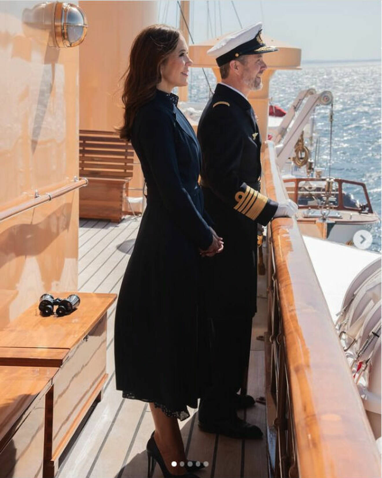 Drottning Mary och kung Frederik om bord på sin båt Dannebrog