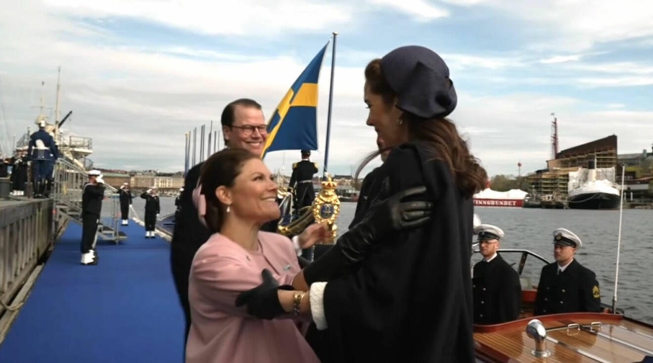 Här tvingas Victoria niga för danska drottningen – inför alla tv-kameror