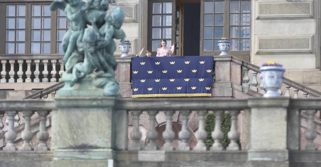 Prinsessan Estelle och prins Oscar viftar med danska flaggor