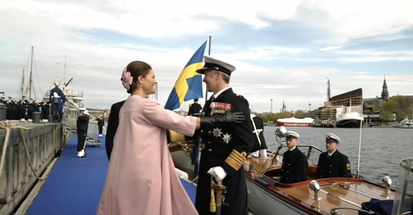 Kronprinsessan Victoria hälsar på kung Frederik