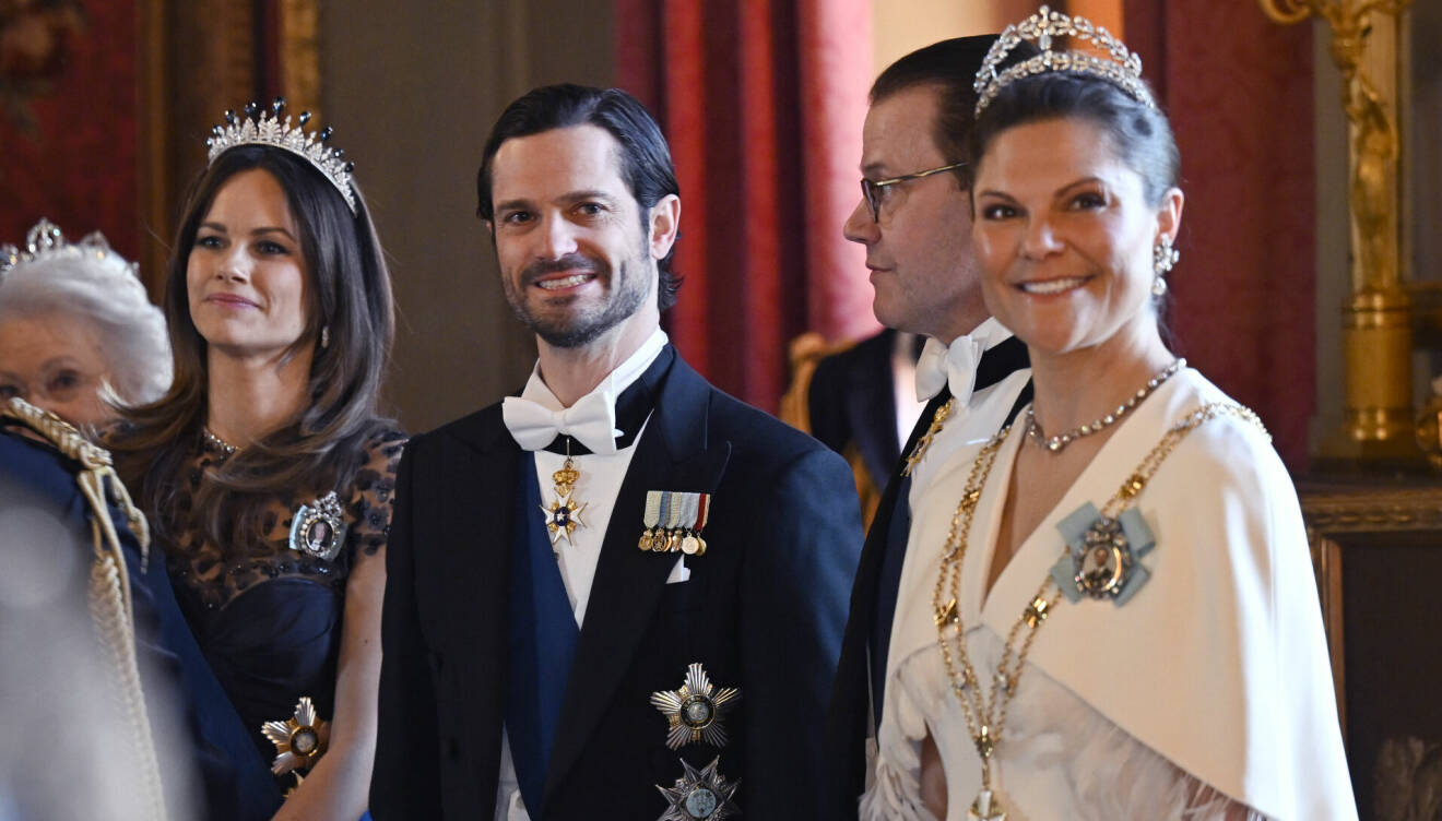 Prinsessan Sofia, prins Carl Philip, prins Daniel och kronprinsessan Victoria på galamiddag på slottet