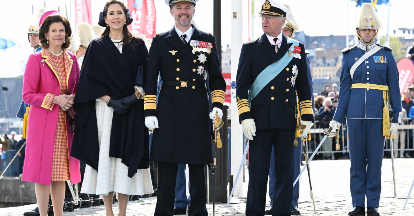 Drottning Silvia, drottning Mary, kung Frederik och kung Carl Gustaf poserar bredvid varandra