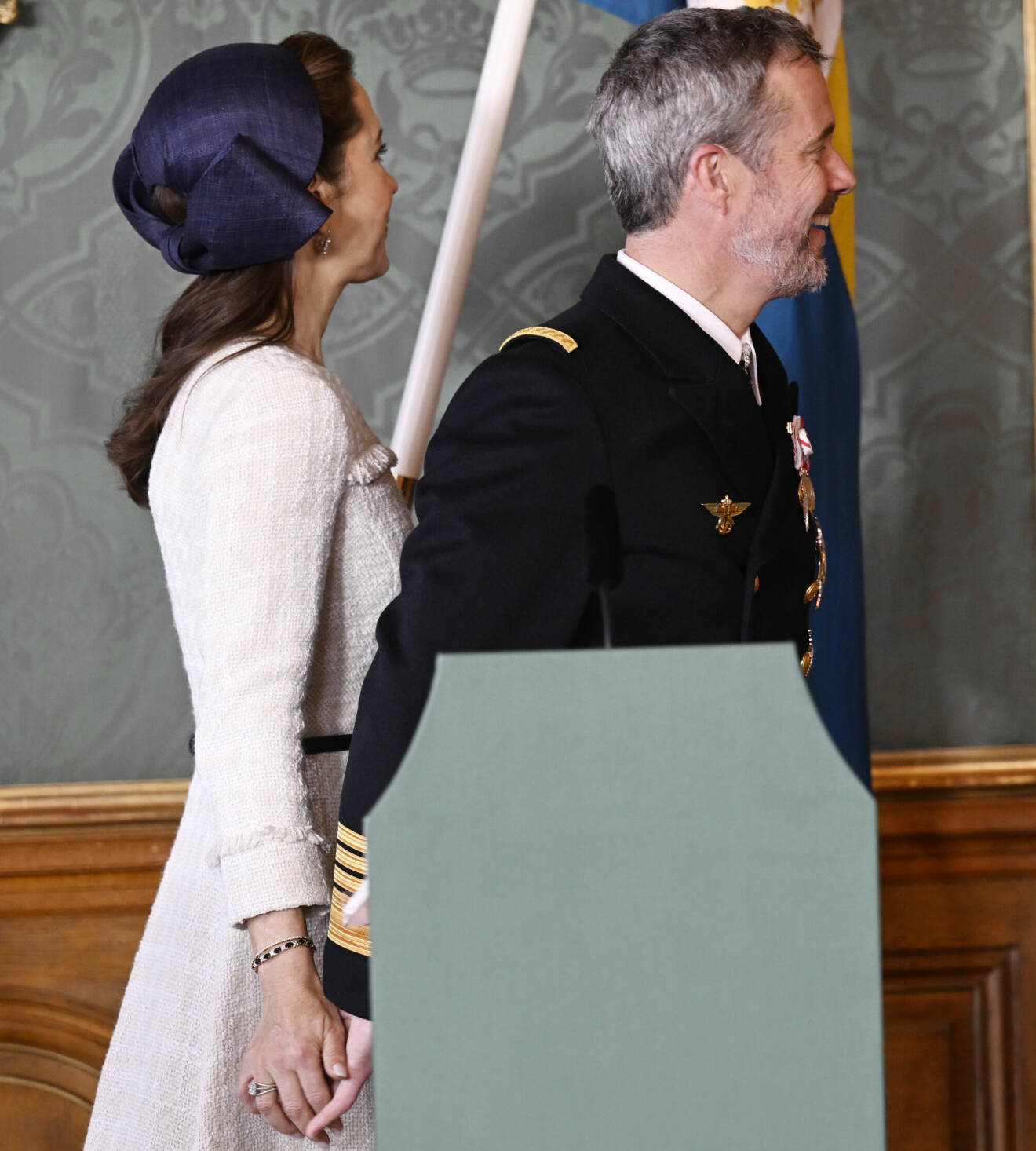 Drottning Mary och kung Frederik håller handen