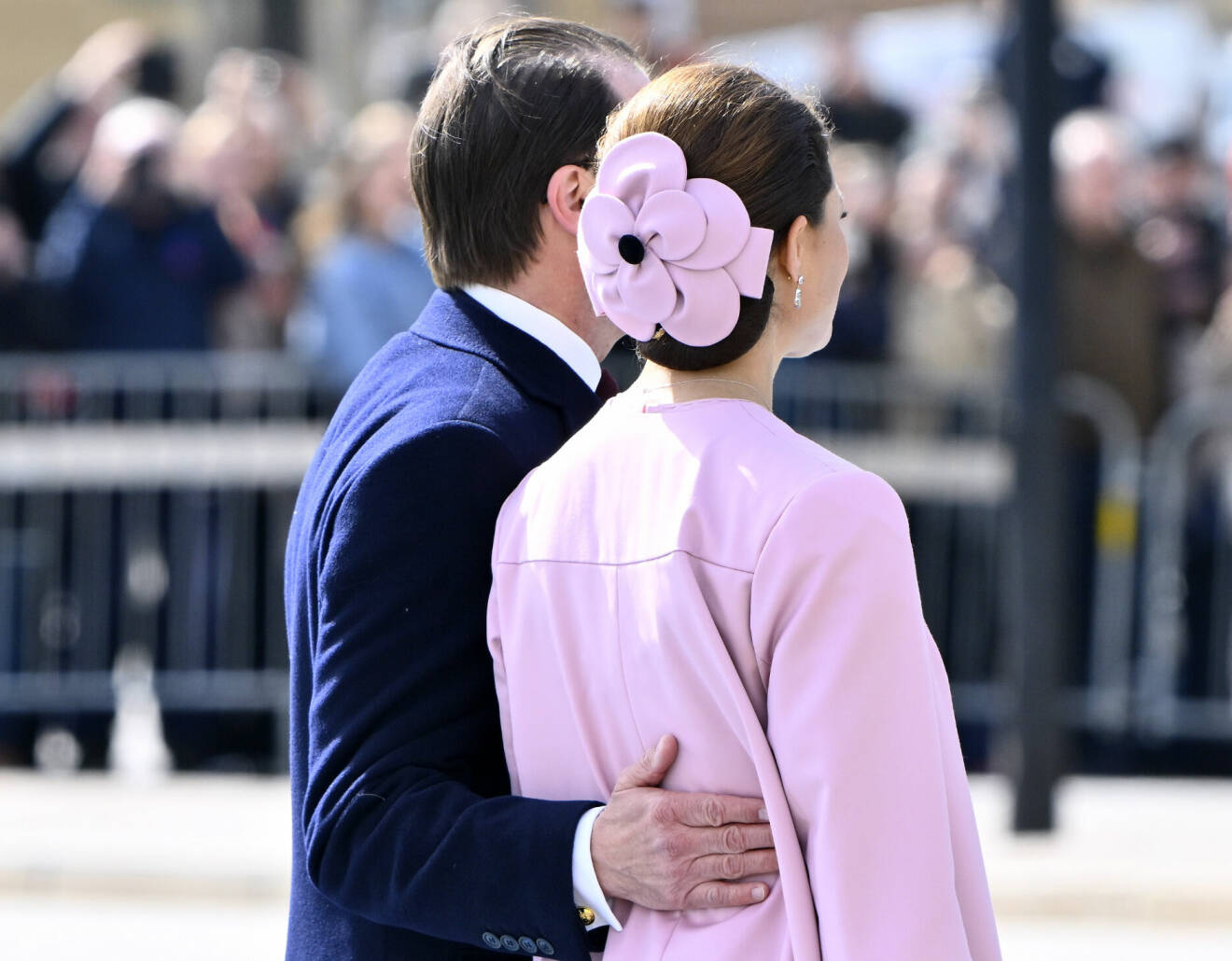 Prins Daniel håller armen om kronprinsessan Victorias rygg