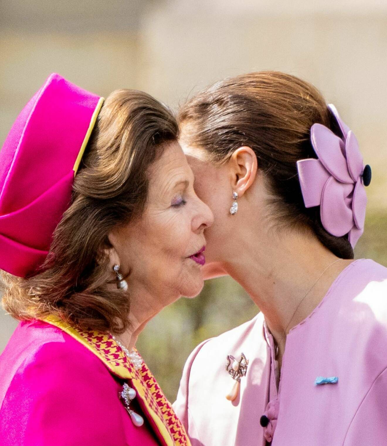 Statsbesök från Danmark 2024 – kronprinsessan Victoria och drottning Silvia i rosa