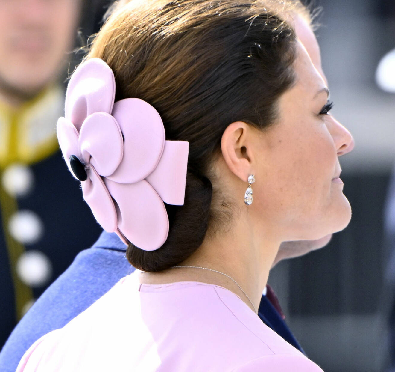Statsbesök från Danmark 2024 – kronprinsessan Victorias hatt gjord av Christer Lindarw och Tim Mårtensson