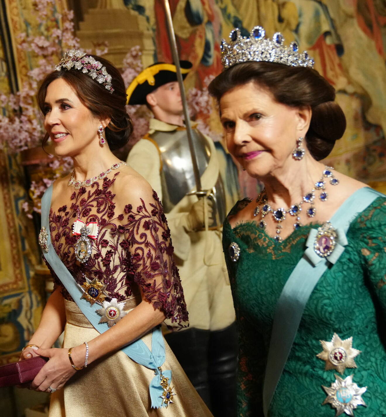 Statsbesök från Danmark 2024 – drottning Mary i sina rubiner och drottning Silvia i sina safirer