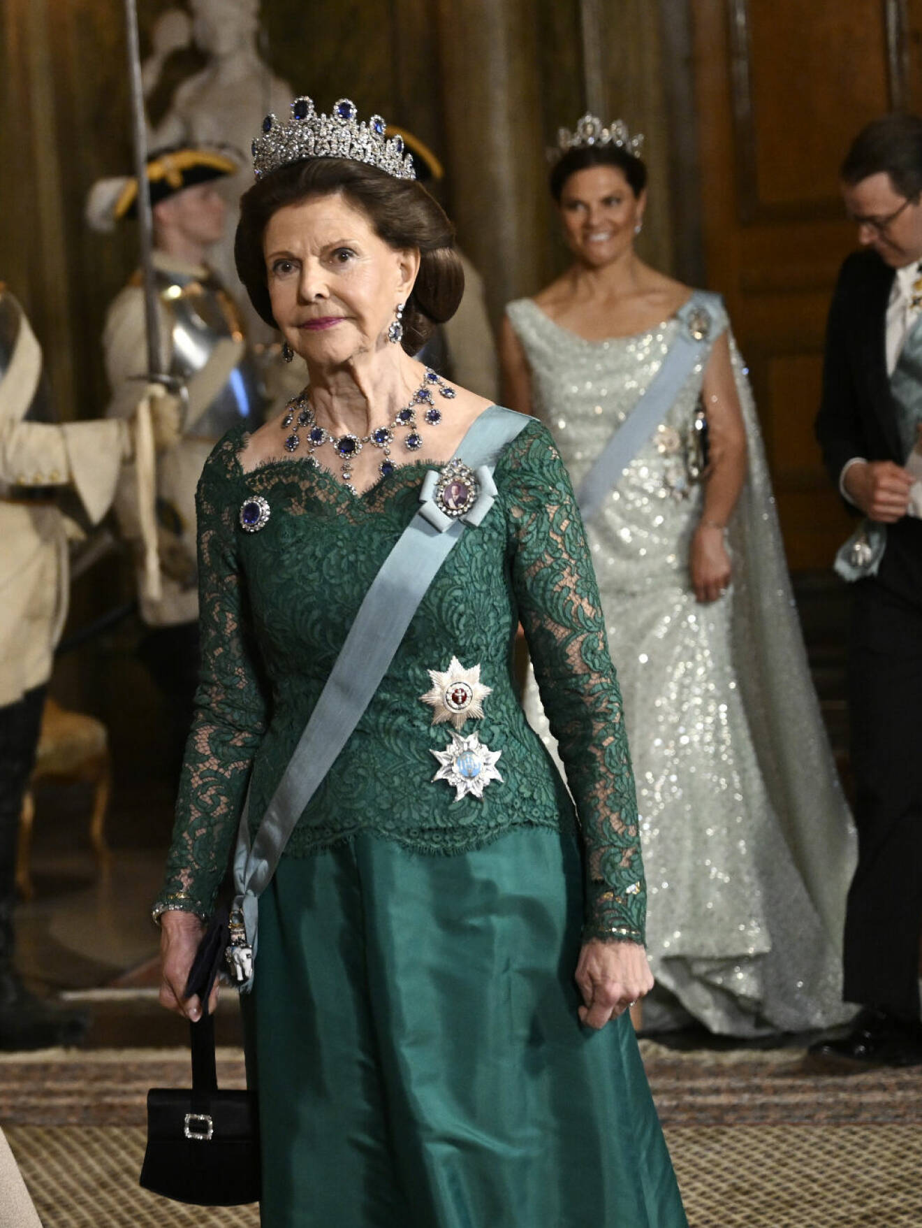 Statsbesök från Danmark 2024 – drottning Silvia i 2018 års Nobelklänning i grön spets från Georg et Arend