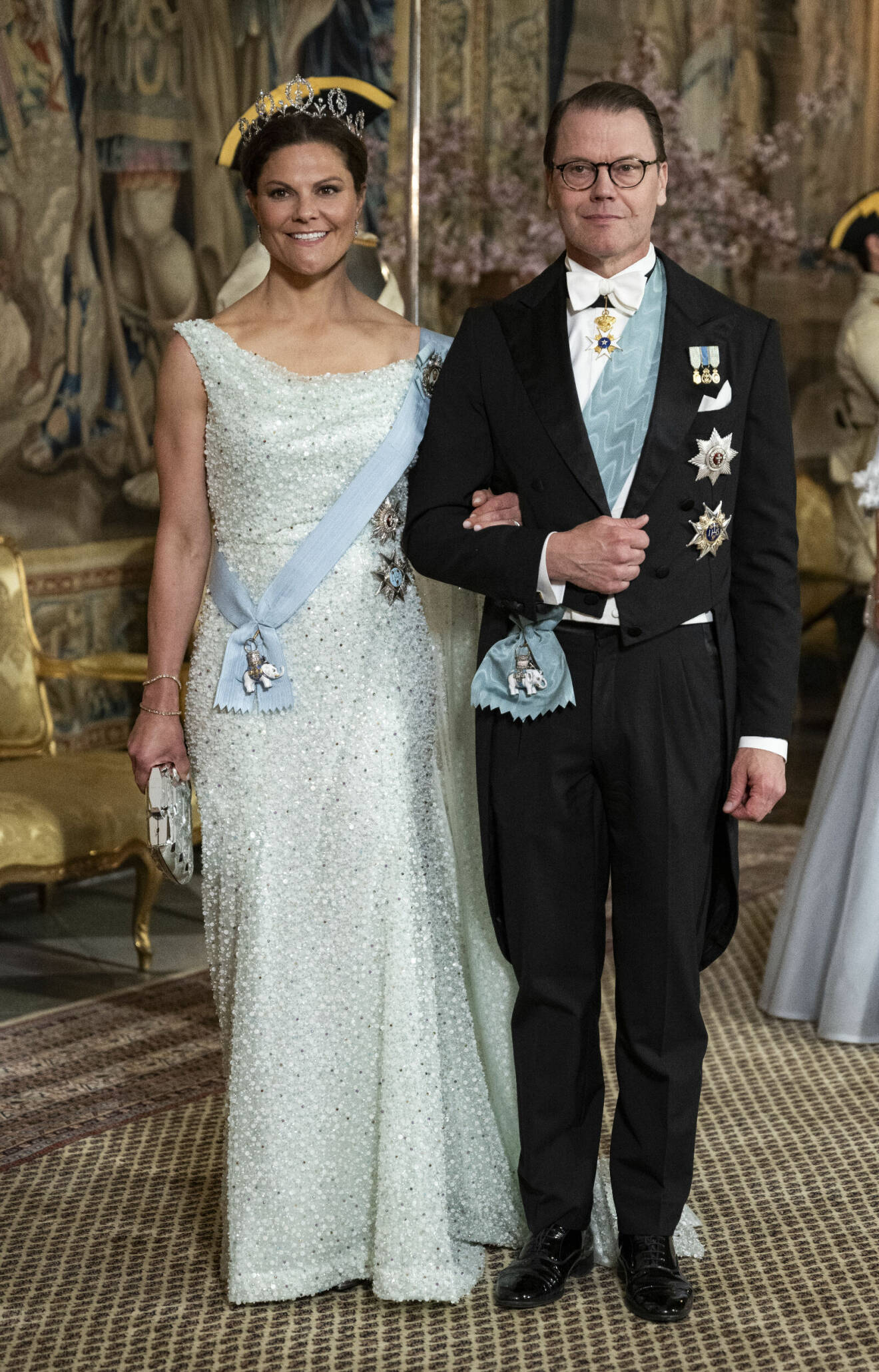 Galamiddagen på slottet – Victoria i paljettklänning av Christer Lindarw