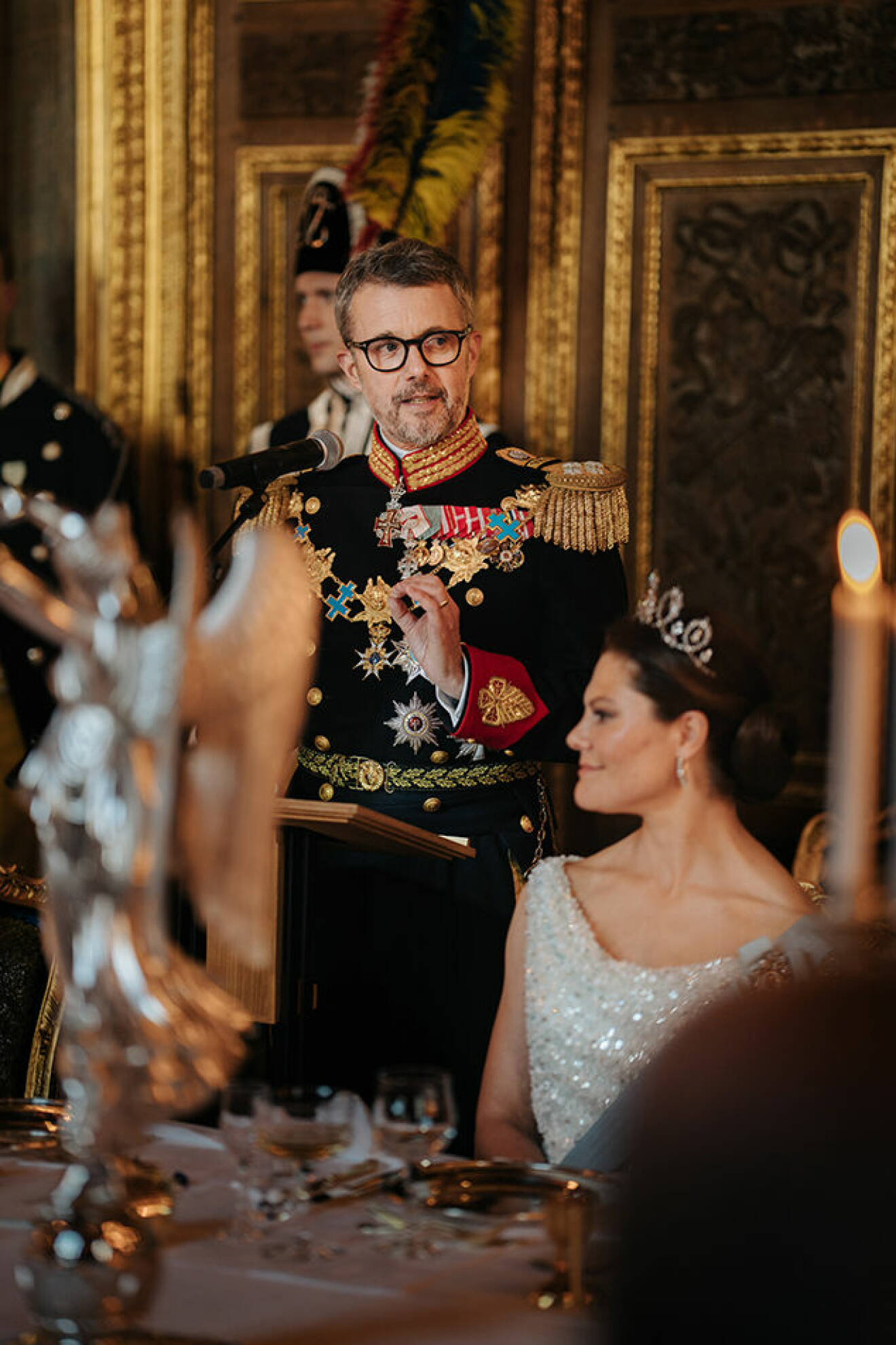 Kronprinsessan Victoria i glittrig paljettklänning vid galamiddagen på slottet