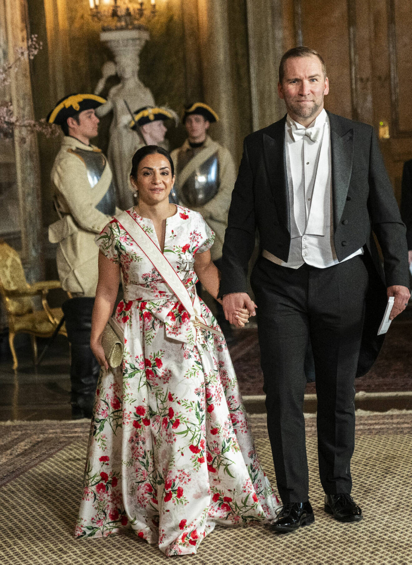 Kulturminister Parisa Liljestrand i klänning från Camilla Thulin – på fest hos kungen med sin Peter Wieslander