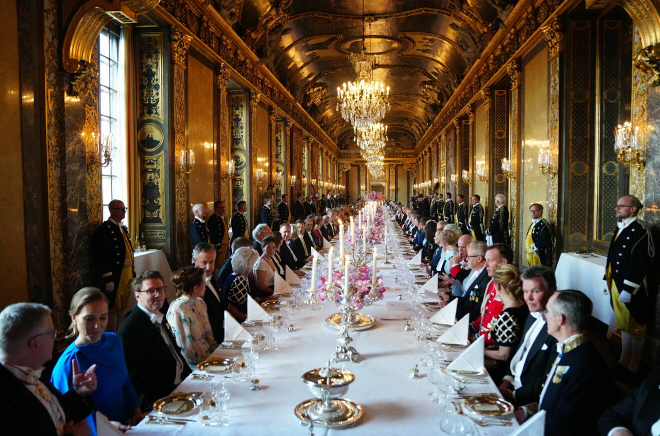 Gästerna till bords i Karl XI:s galleri vid kungaparets galamiddag för kung Frederik och drottning Mary