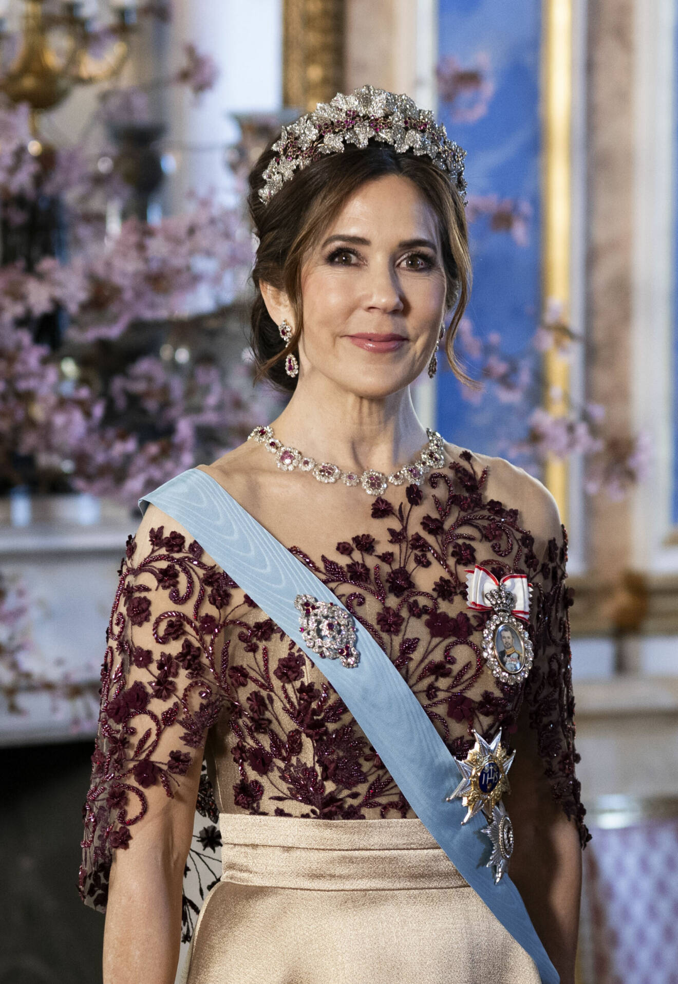 Drottning Mary i sin rubintiara vid statsbesöket i Sverige 2024
