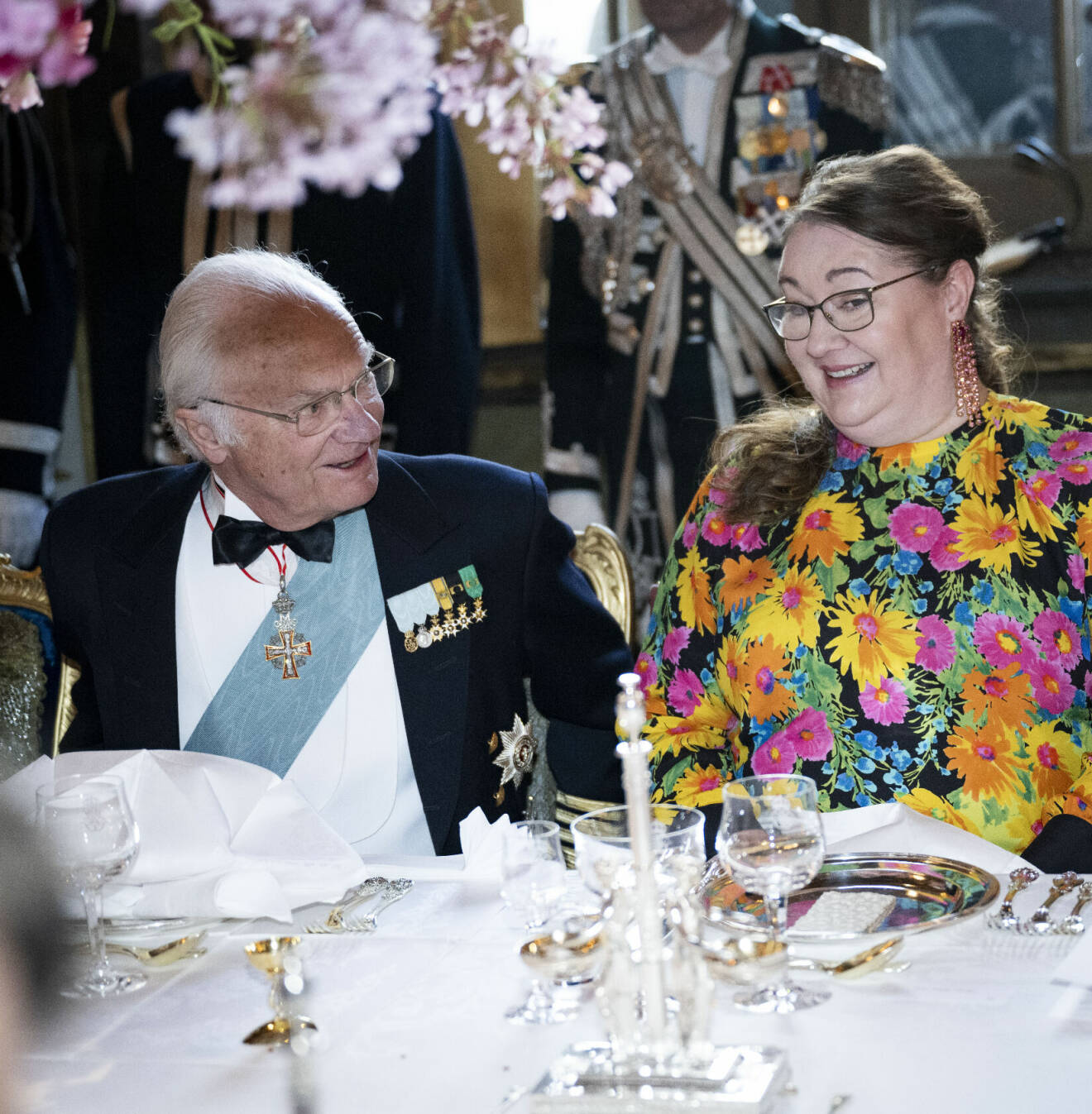 Kungen med sin bordsdam – talmannens fru Helena Norlén