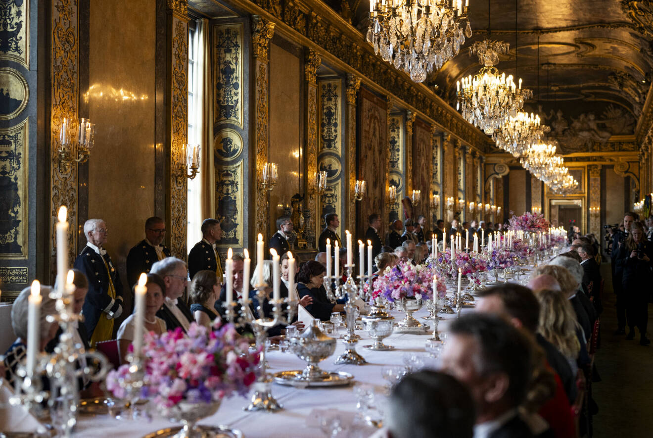 Gästerna vid bordet i Karl XI:s galleri vid kungaparets galamiddag för kung Frederik och drottning Mary