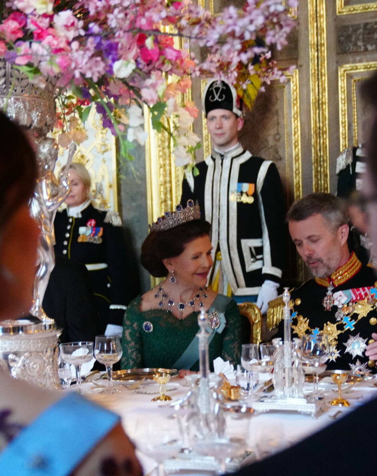 Drottning Silvia med kung Frederik vid galamiddagen på slottet