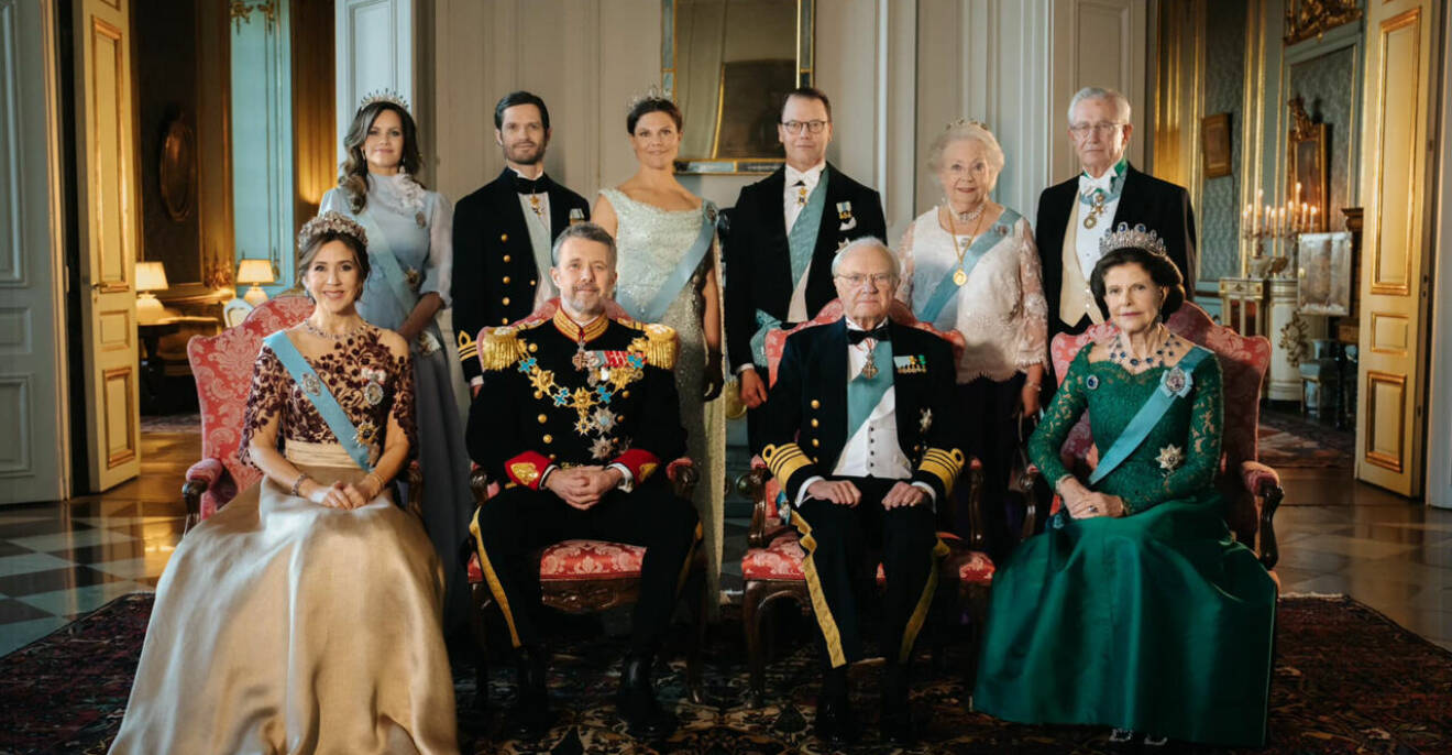 Gruppfoto på danska och svenska kungafamiljen