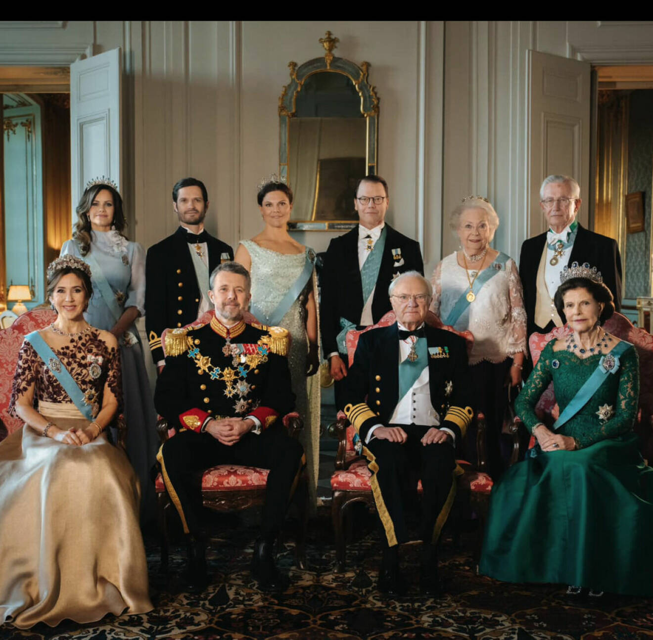 Svenska kungafamiljen med kung Frederik och drottning Mary på hovets officiella gruppbild