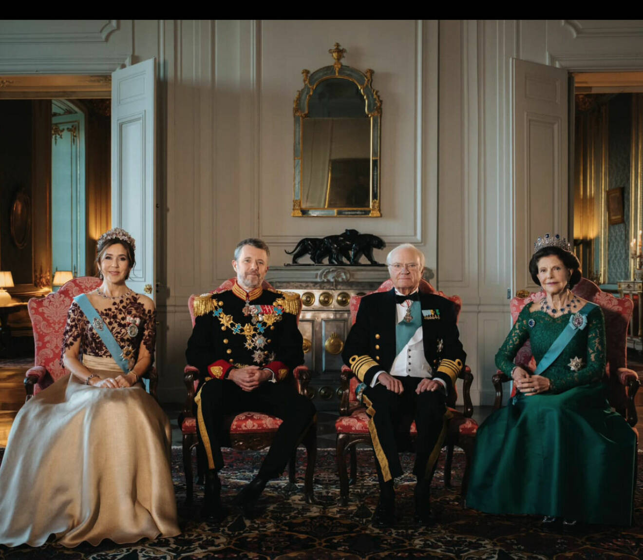 Kung Frederik och drottning Mary med kungen och drottning Silvia på hovets officiella bild