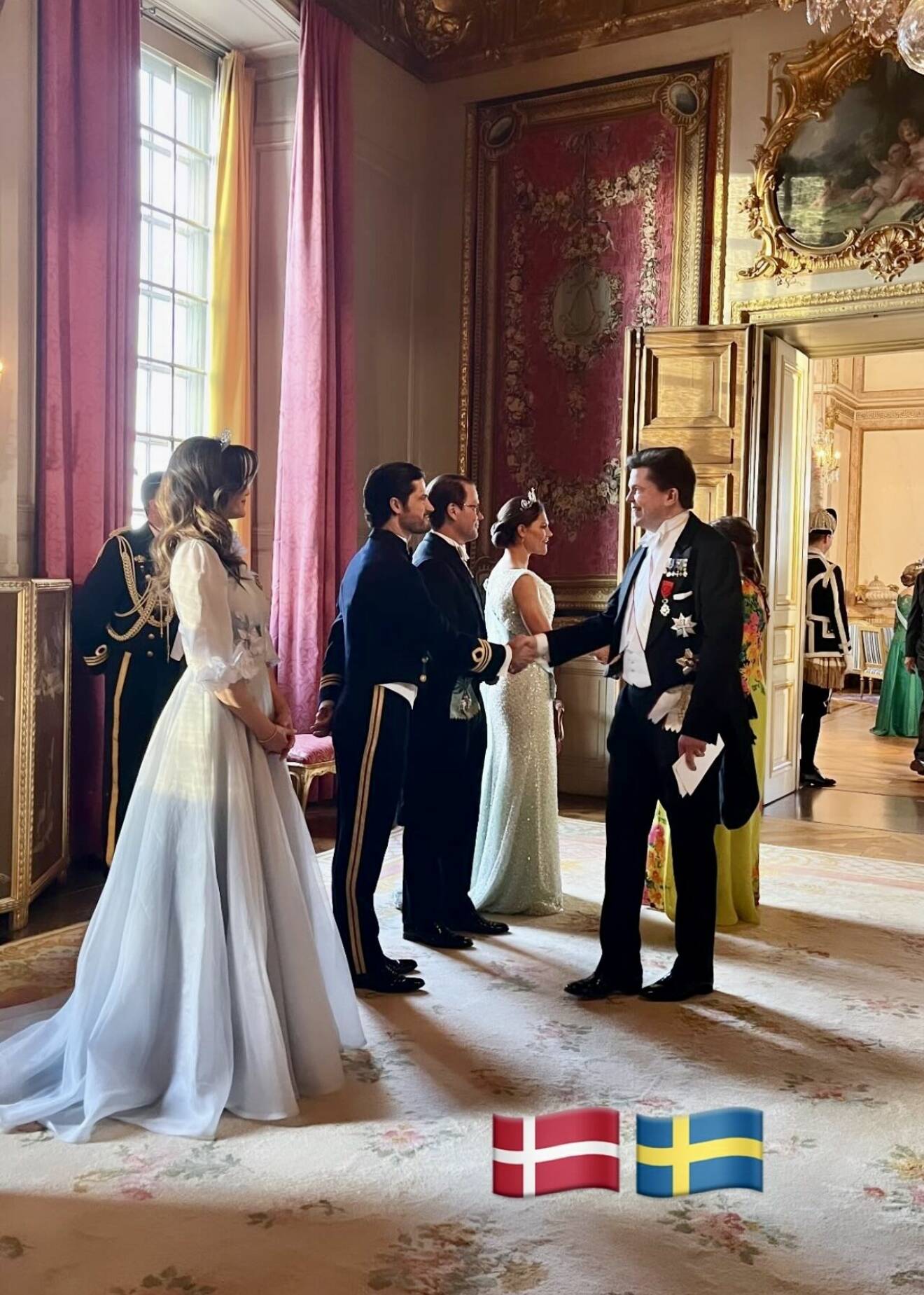 Prinsessan Sofias och prins Carl Philips bild inifrån galamiddagen på slottet