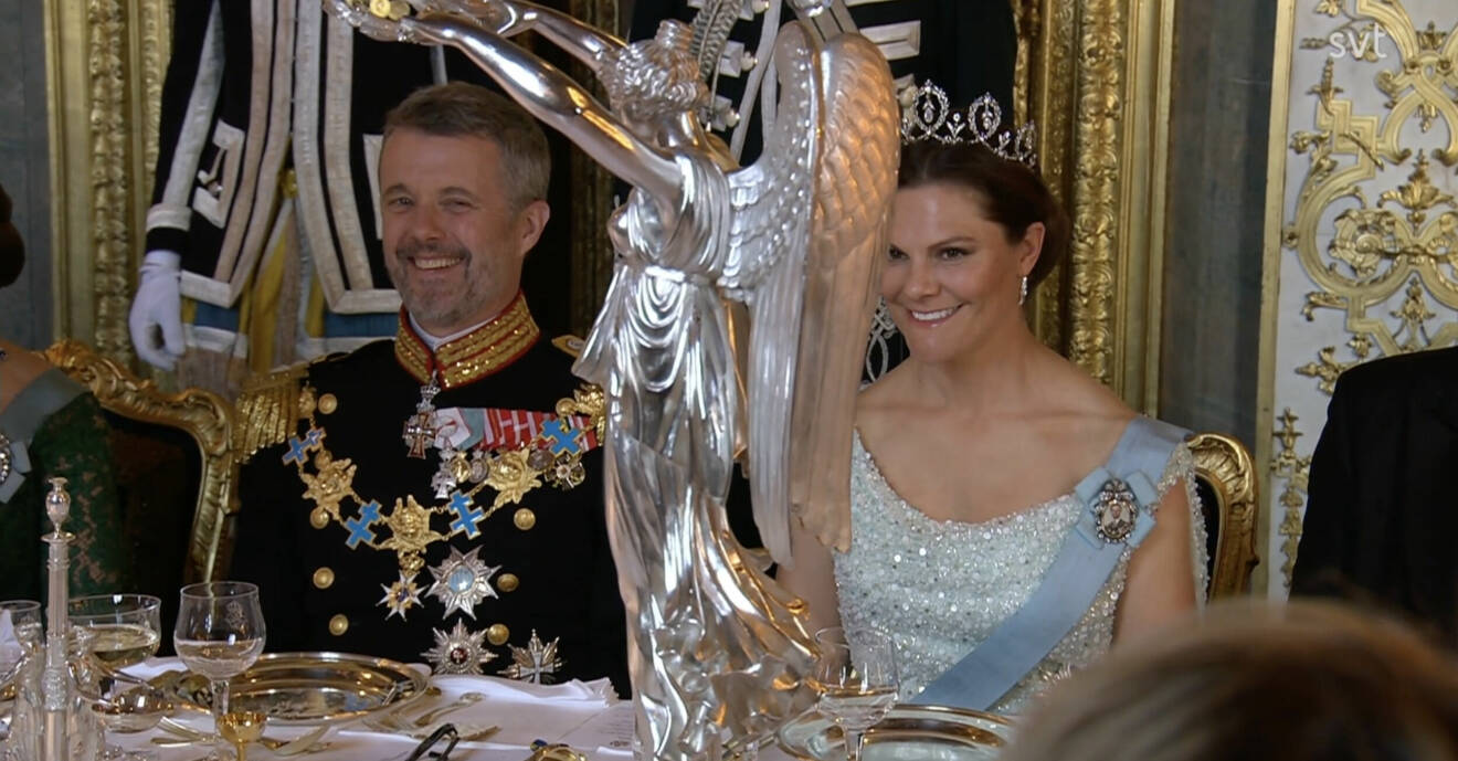 Kung Frederik och kronprinsessan Victoria skrattar efter att de utbytt en blick