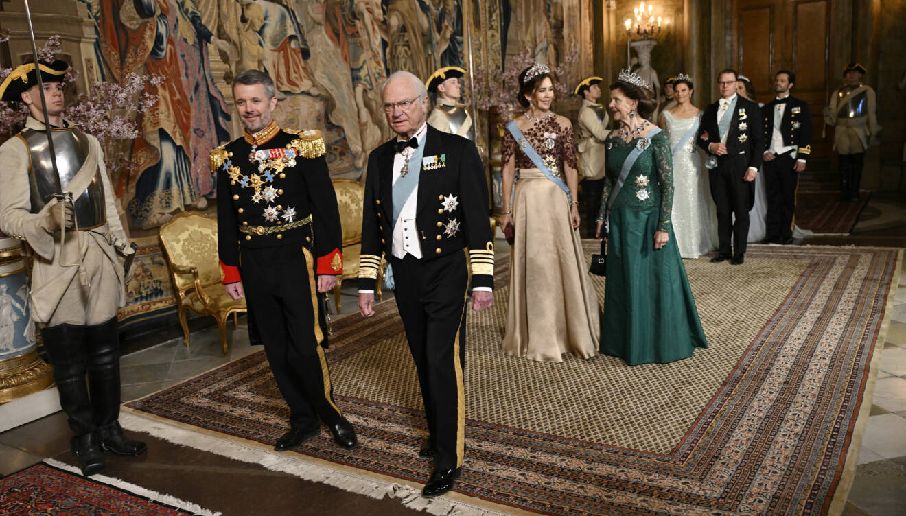 Kung Frederik och kung Carl Gustaf går framför drottning Silvia och drottning Mary