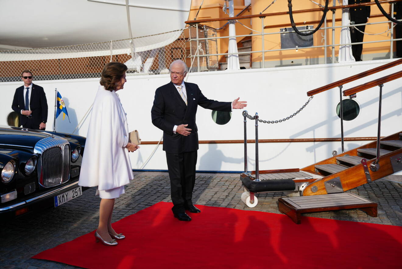 Kungen och drottning Silvia på väg ombord på Dannebrog för svarsmottningen