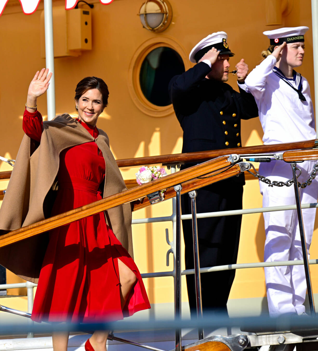 Statsbesök från Danmark – drottning Mary går ombord på Dannebrog inför svarsmottagningen