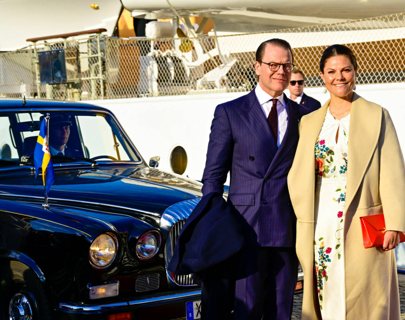 Kronprinsessan Victoria och prins Daniel framför kungens Daimler