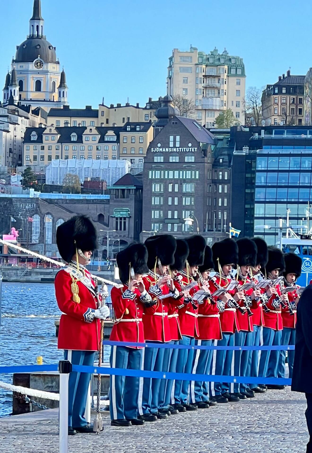Danska kungaparets svarsmottagning ombord på Dannebrog – orkester på kajen i Stockholm