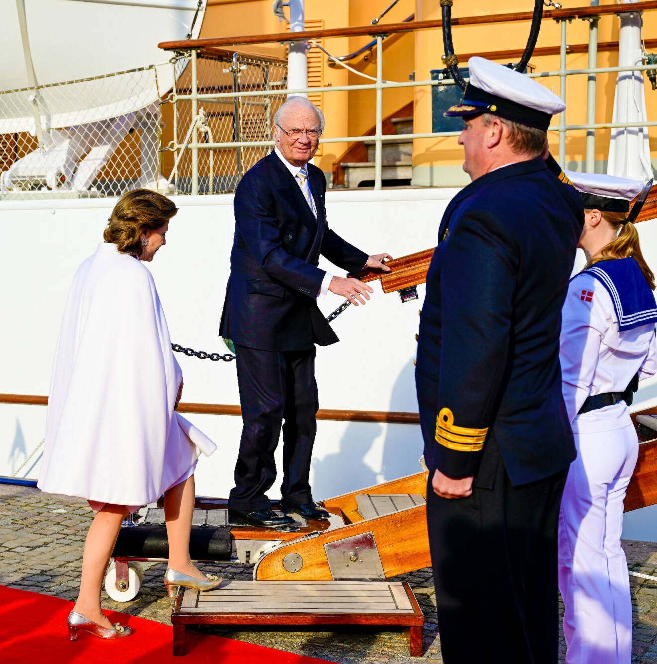 Kungen går ombord på kungaskeppet Dannebrog före drottning Silvia