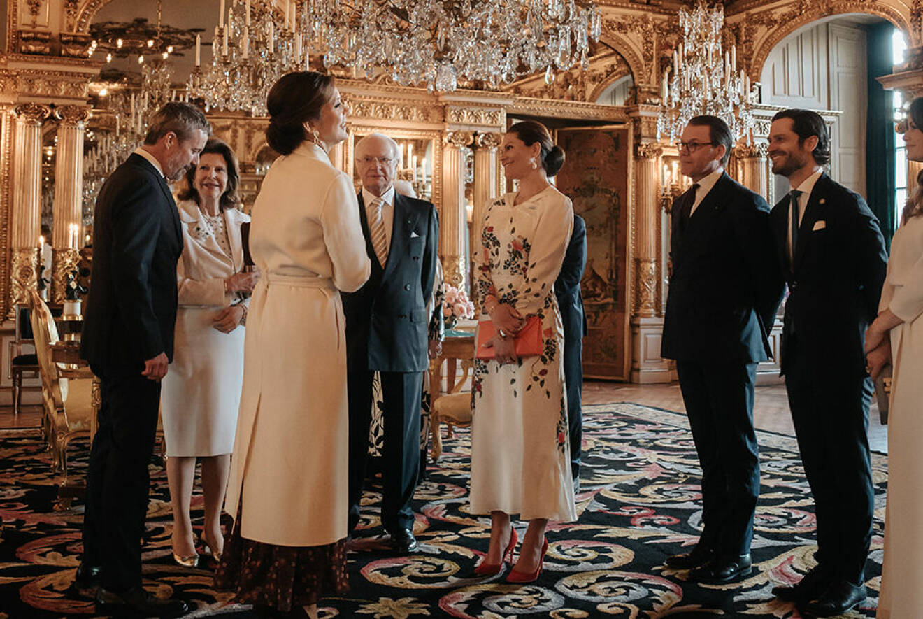 Statsbesök från Danmark – kungafamiljen med kung Frederik och drottning Mary vid avskedsceremonin i Spegelsalongen på slottet