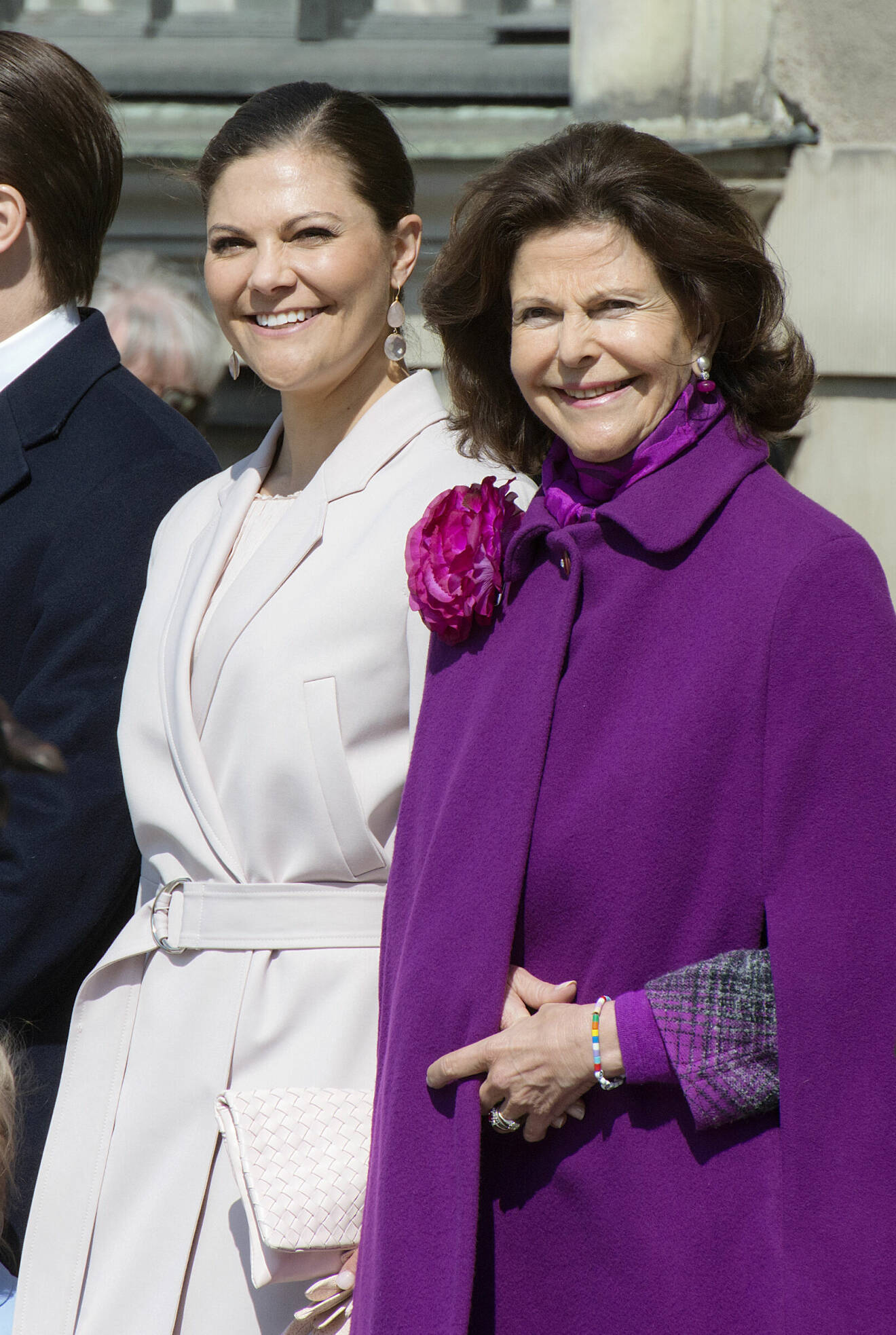 Kronprinsessan Victoria i kappa och drottning Silvia i cape