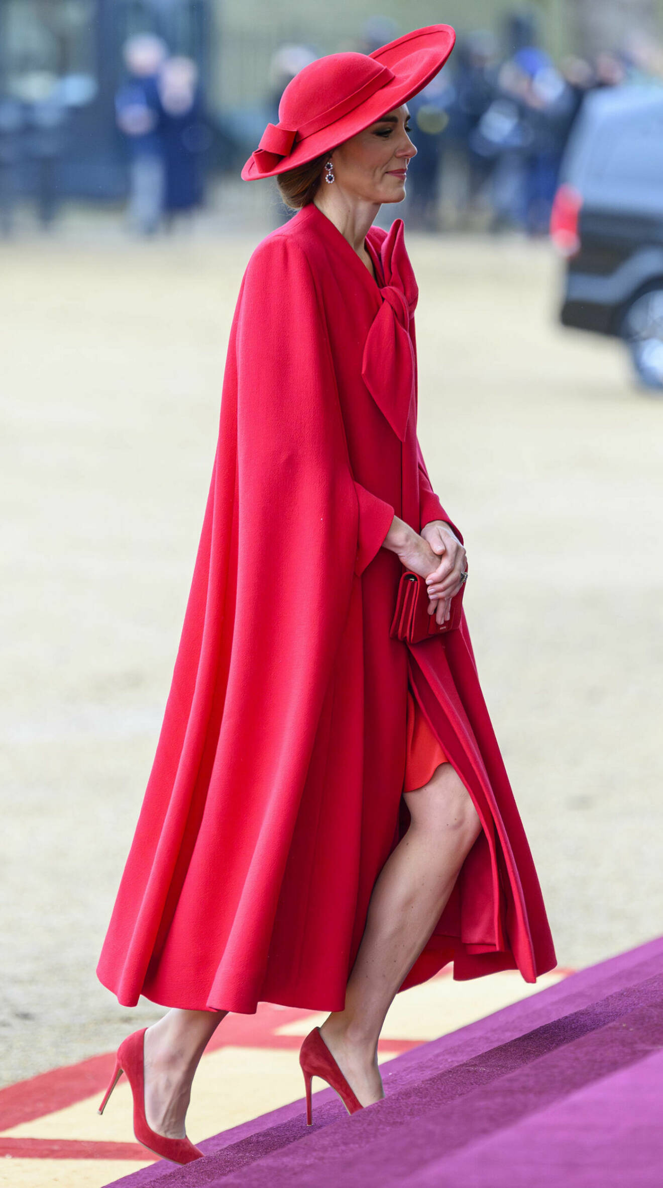 Prinsessan Kate i röd cape