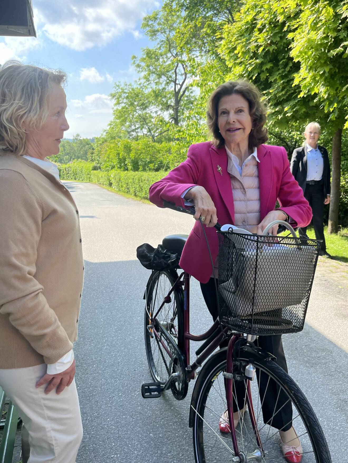 Drottning Silvia på cykel – en bild ur boken Ingrid Thörnqvist/”Yrke: Drottning – Makten och möjligheterna” (Norstedts 2023)