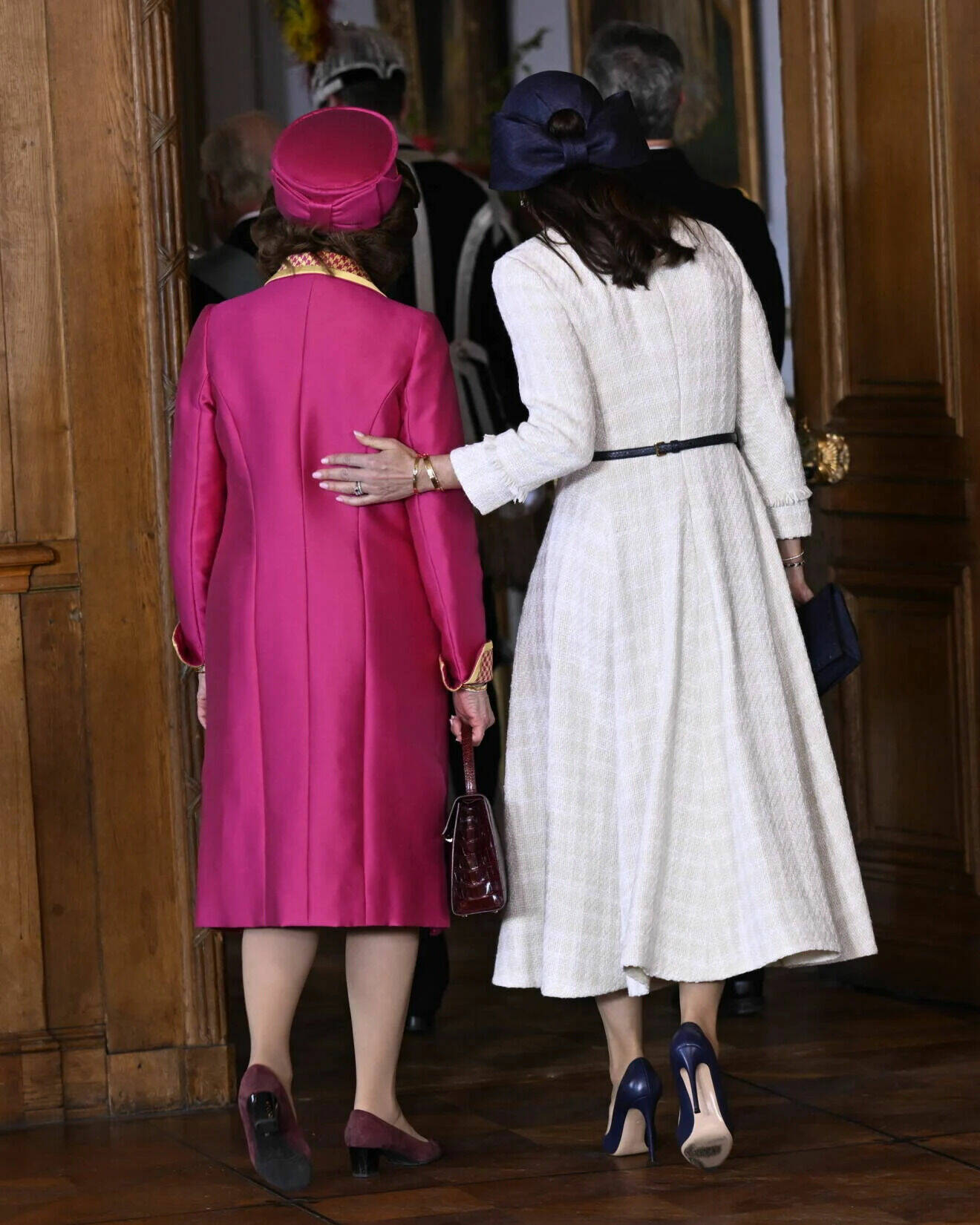 Drottning Silvia och drottning Mary fotade bakifrån