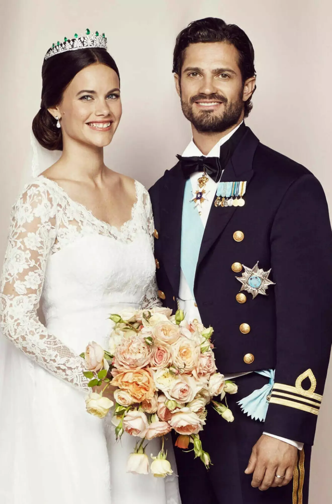 Prinsessan Sofia och prins Carl Philip på sin officiella bröllopsbild