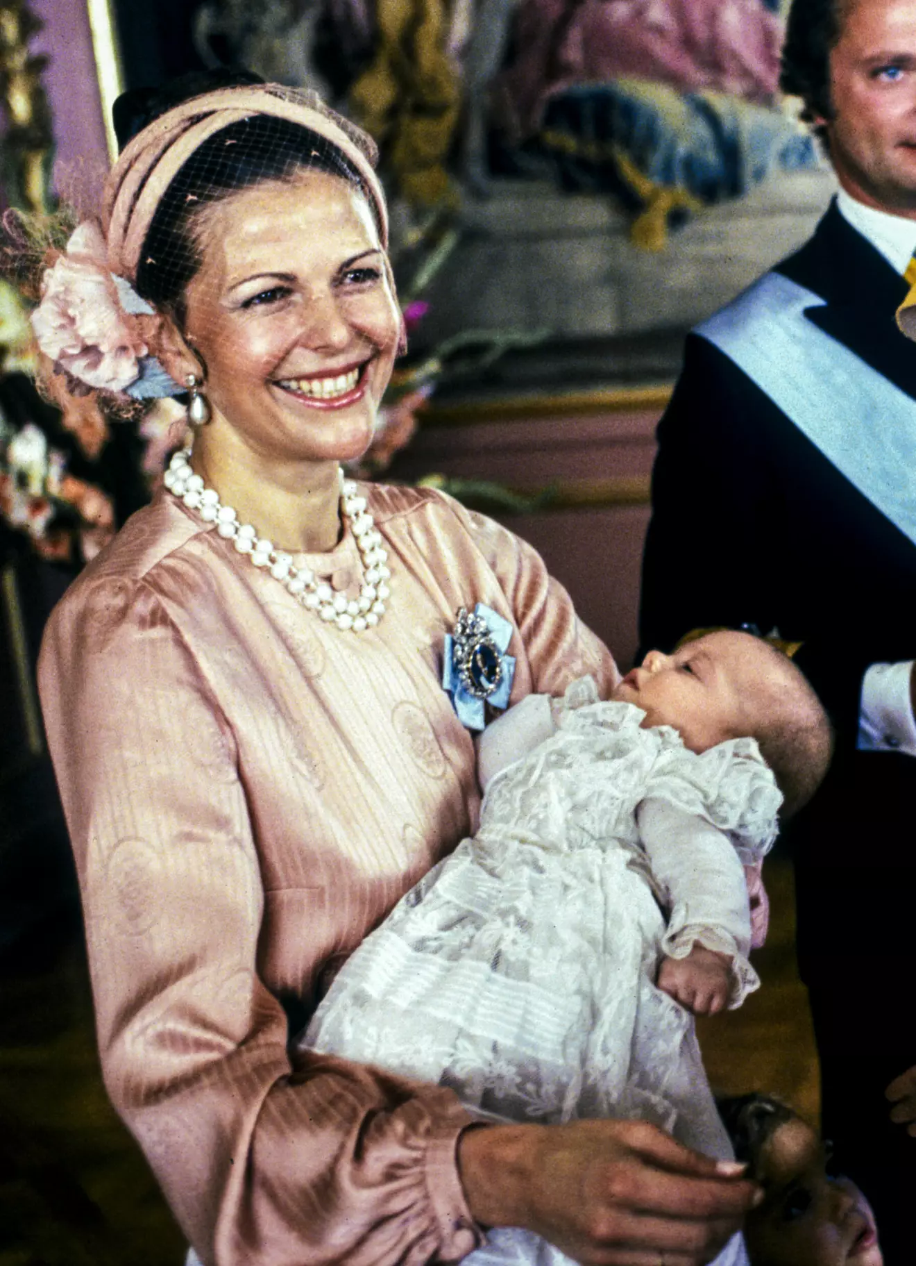 Prins Carl Philip med mamma drottning Silvia vid sitt dop 1979